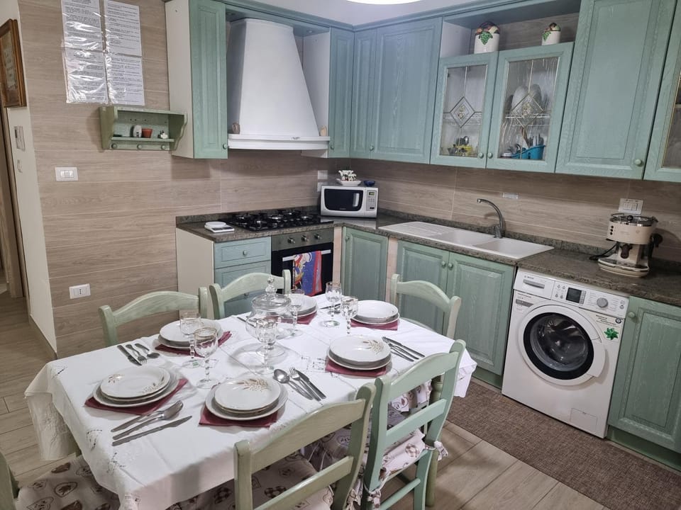 Kitchen or kitchenette, Dining area
