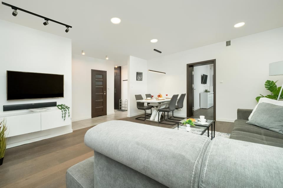 TV and multimedia, Living room, Seating area, Evening entertainment