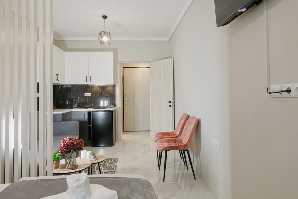 TV and multimedia, Kitchen or kitchenette, Dining area, stove