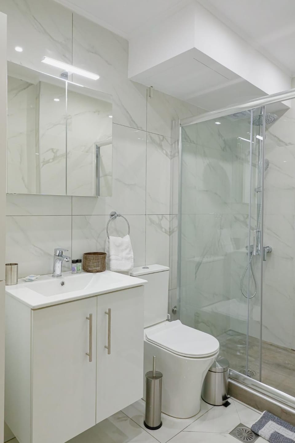 Shower, Toilet, Bathroom, towels