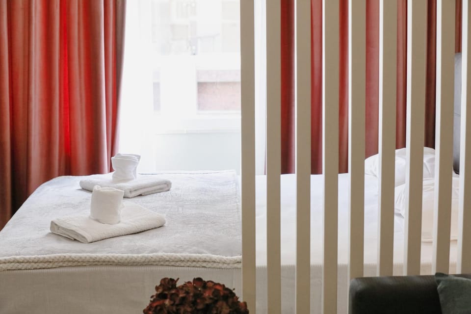 Bed, towels