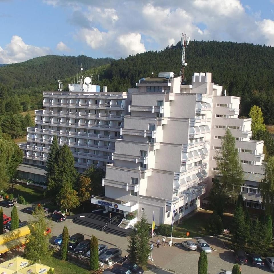 Property building, Day, Mountain view, Location, Parking