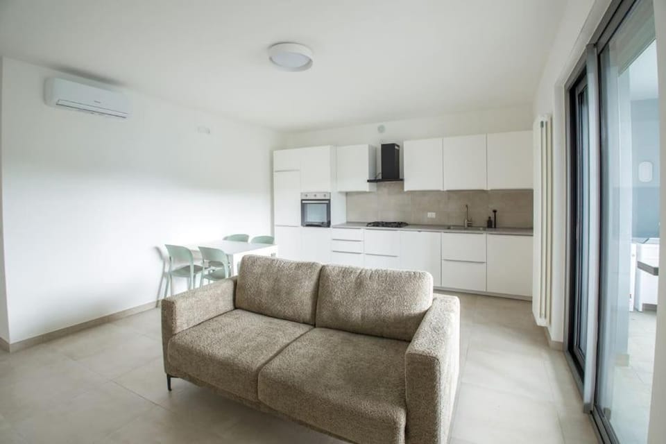 Kitchen or kitchenette, Living room, Seating area, oven, pet friendly, air conditioner