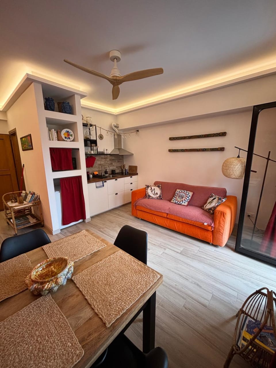 TV and multimedia, Kitchen or kitchenette, Living room, Seating area, Dining area