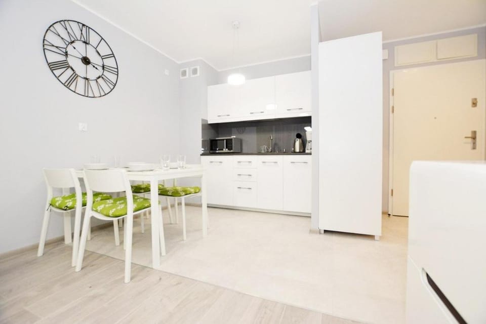 Kitchen or kitchenette, Dining area, oven