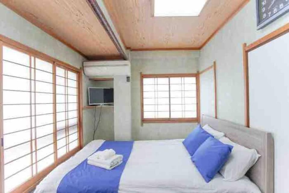 Bed, Photo of the whole room, Bedroom, towels, air conditioner