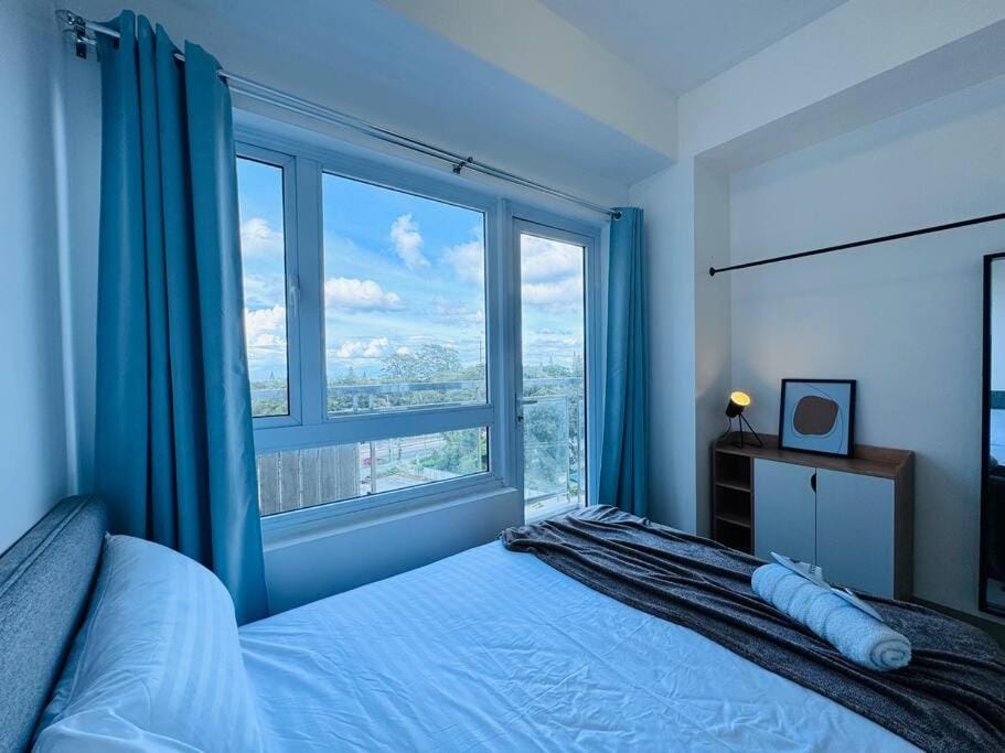Relaxing Hideaway w Balcony Views at Cool Suites Apartment in Tagaytay