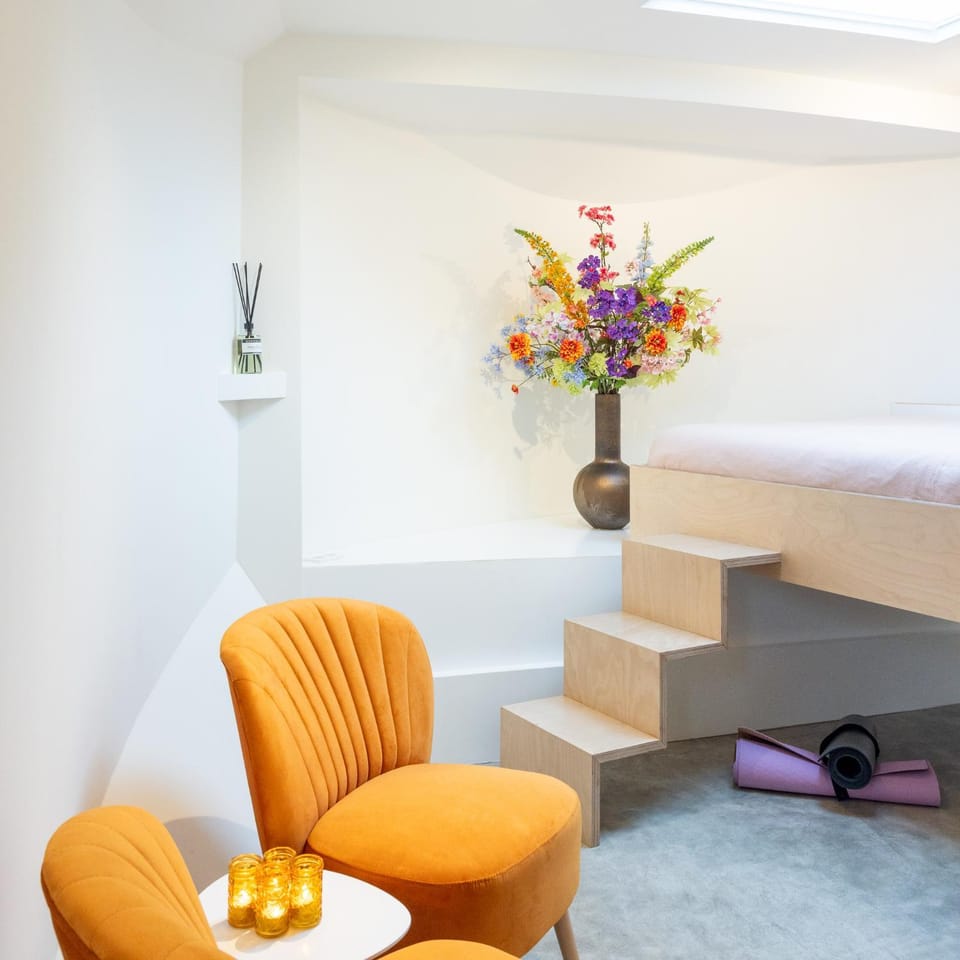 Bed, Seating area, Bedroom