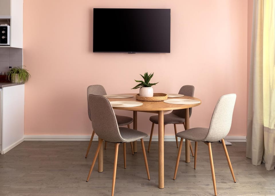 Day, TV and multimedia, Dining area