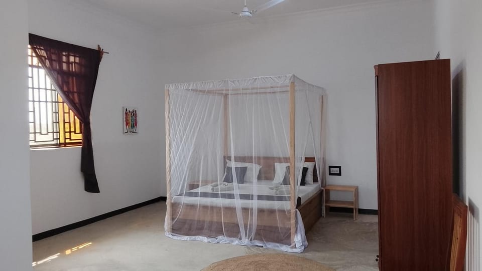Photo of the whole room, Bedroom, wardrobe