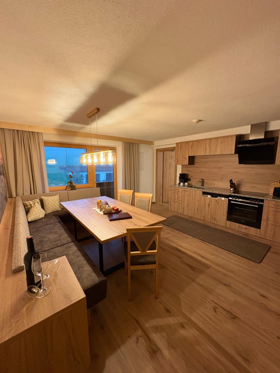 Kitchen or kitchenette, Dining area