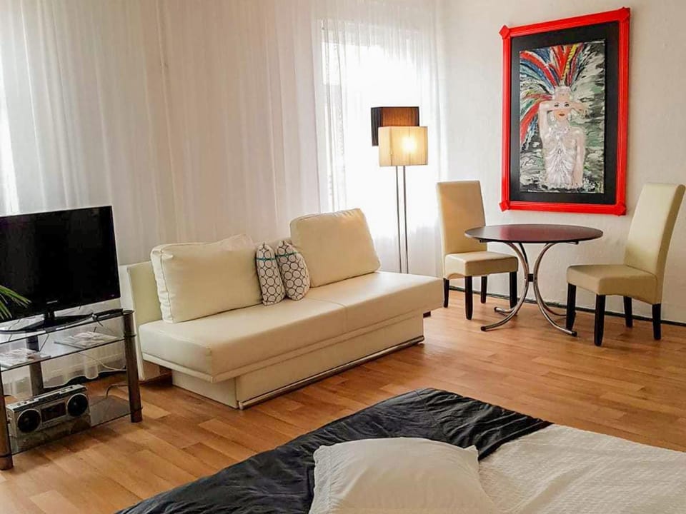 Bed, TV and multimedia, Living room, Photo of the whole room, Seating area, Bedroom