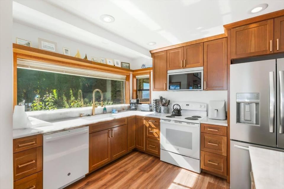 4BR waterfront home with beach access and views House in Brinnon