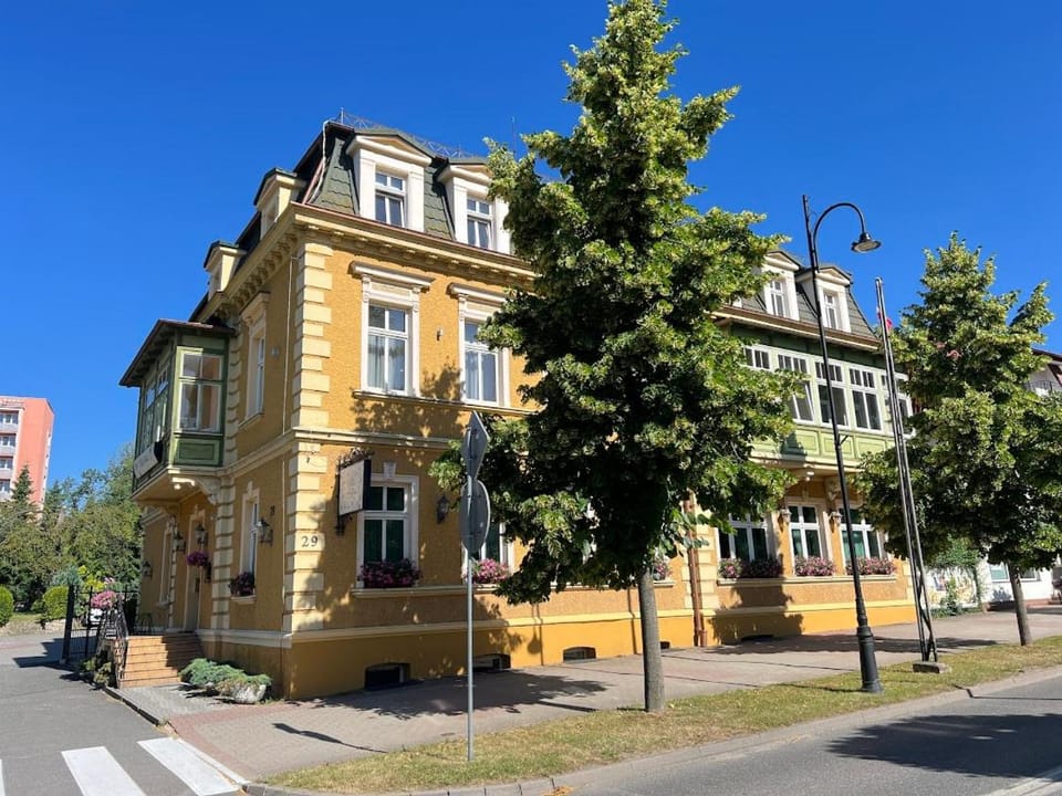 Property building, Day, Neighbourhood, Street view, Location