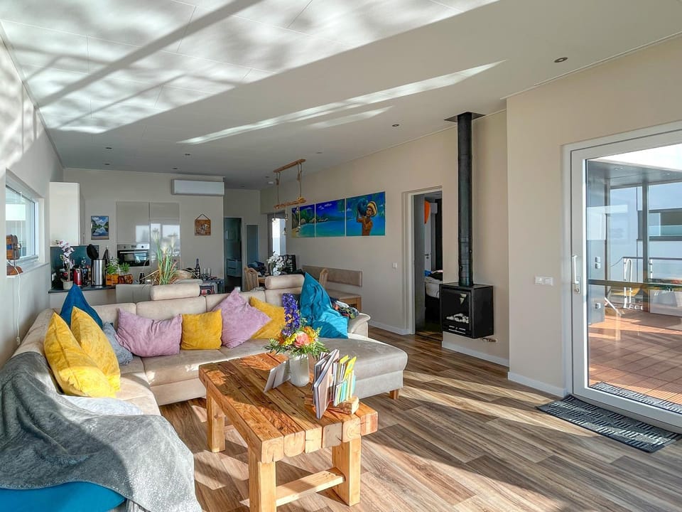 TV and multimedia, Kitchen or kitchenette, Living room, Seating area, fireplace