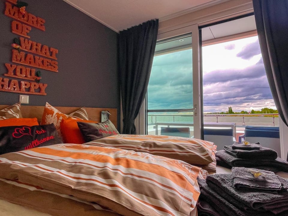 Bed, Photo of the whole room, Bedroom, Lake view