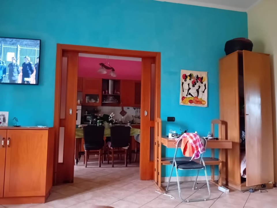 Kitchen or kitchenette, Living room, Seating area, Dining area, oven