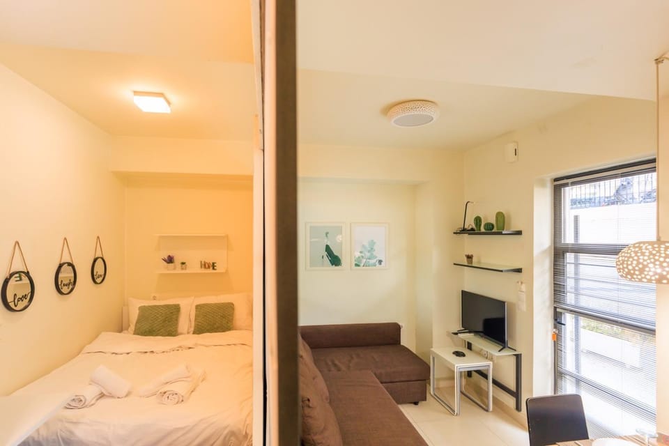 Bed, TV and multimedia, Photo of the whole room, Bedroom, towels