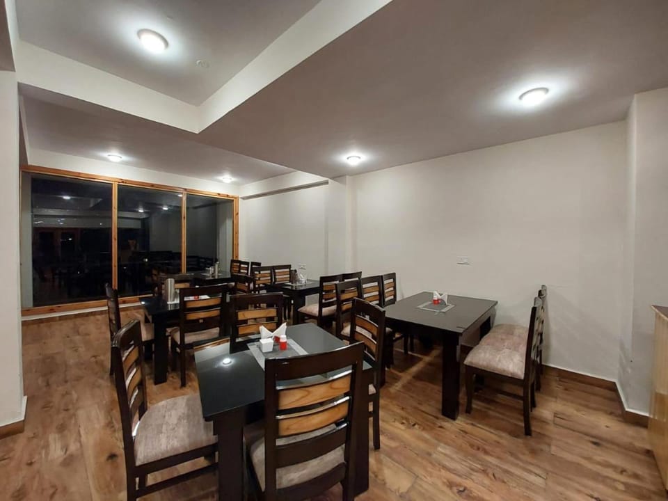 Seating area, Dining area