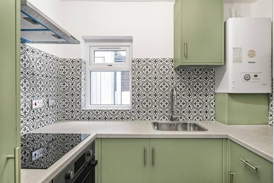 Luxury Ground Floor Flat FREE Parking With Private Garden by E&L Homes Apartment in Kingston upon Thames