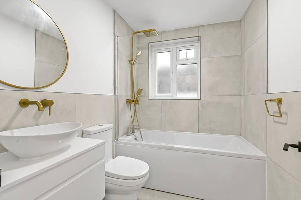 Luxury Ground Floor Flat FREE Parking With Private Garden by E&L Homes Apartment in Kingston upon Thames