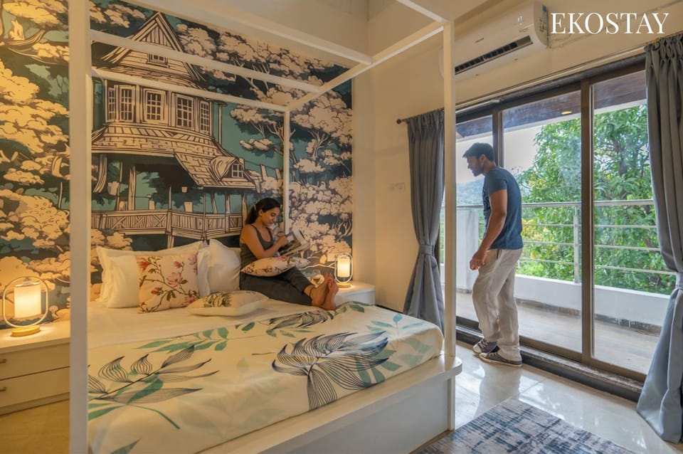 Bed, People, Photo of the whole room, Bedroom, group of guests