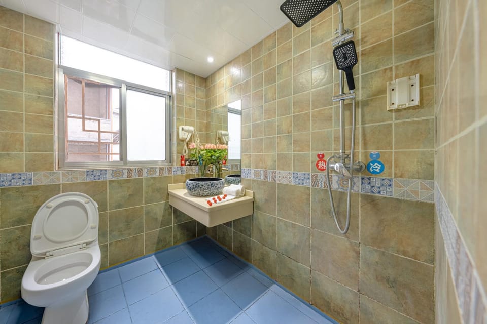 Shower, Toilet, Bathroom, towels