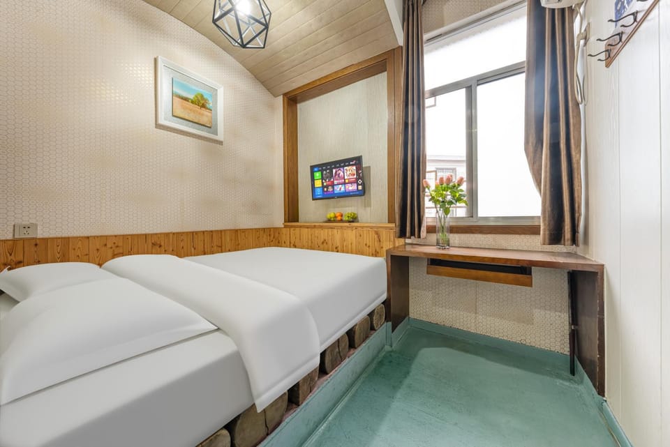Bed, TV and multimedia, Photo of the whole room, Bedroom