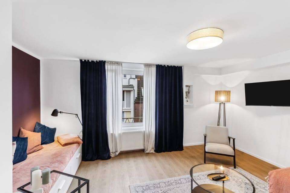 Bed, TV and multimedia, Living room, Photo of the whole room, Seating area, Evening entertainment