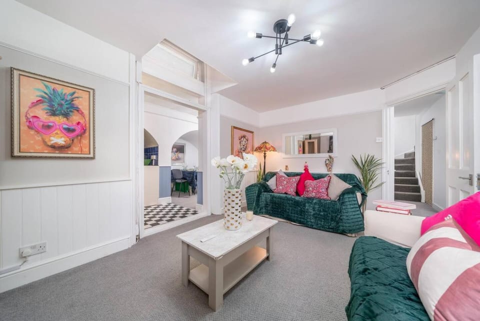 Niru Experience Chelsea Oasis with Courtyard Apartment in City of Westminster