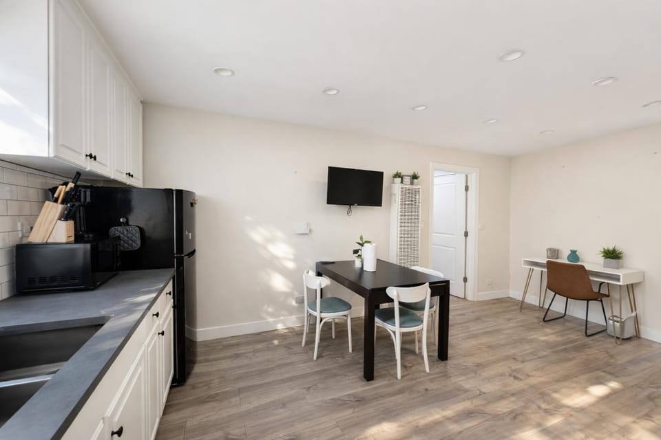 Cozy Corner Charming 1BR with WiFi Apartment in Evanston