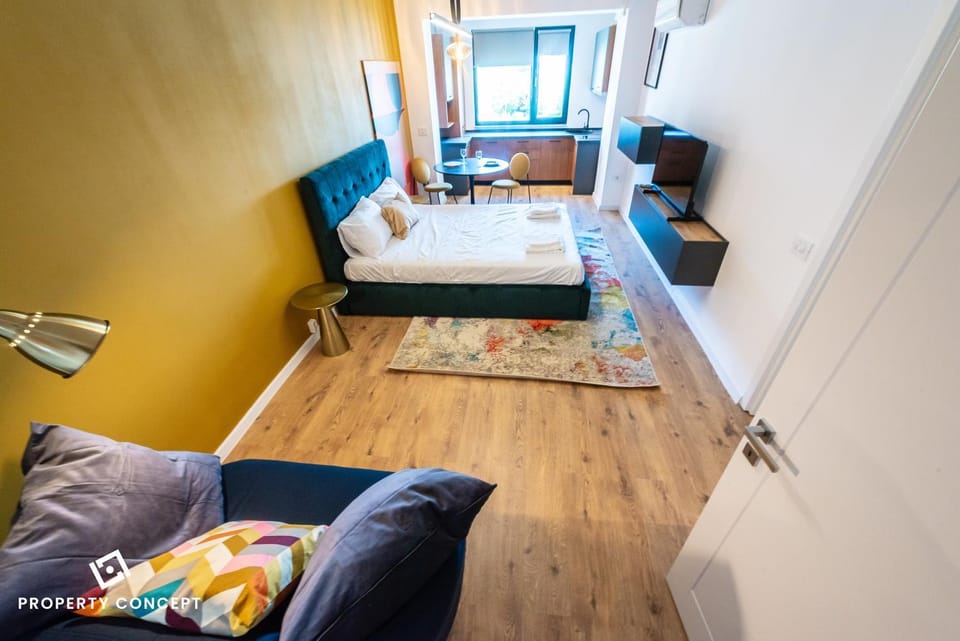 Bed, TV and multimedia, Living room, Photo of the whole room, Seating area, Bedroom, towels