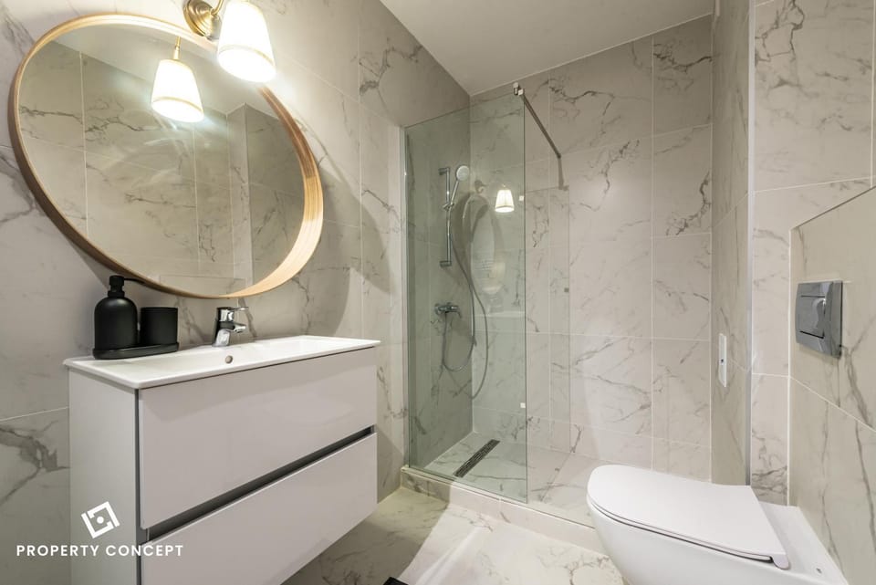 Shower, Toilet, Bathroom, towels