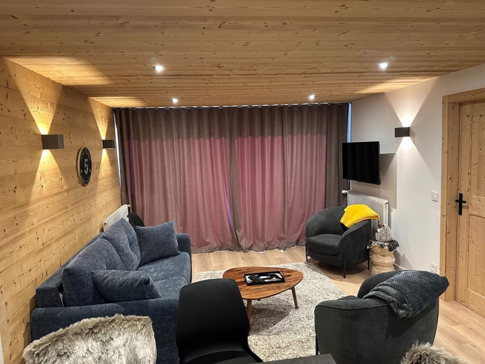 Communal lounge/ TV room, TV and multimedia, Living room, Seating area