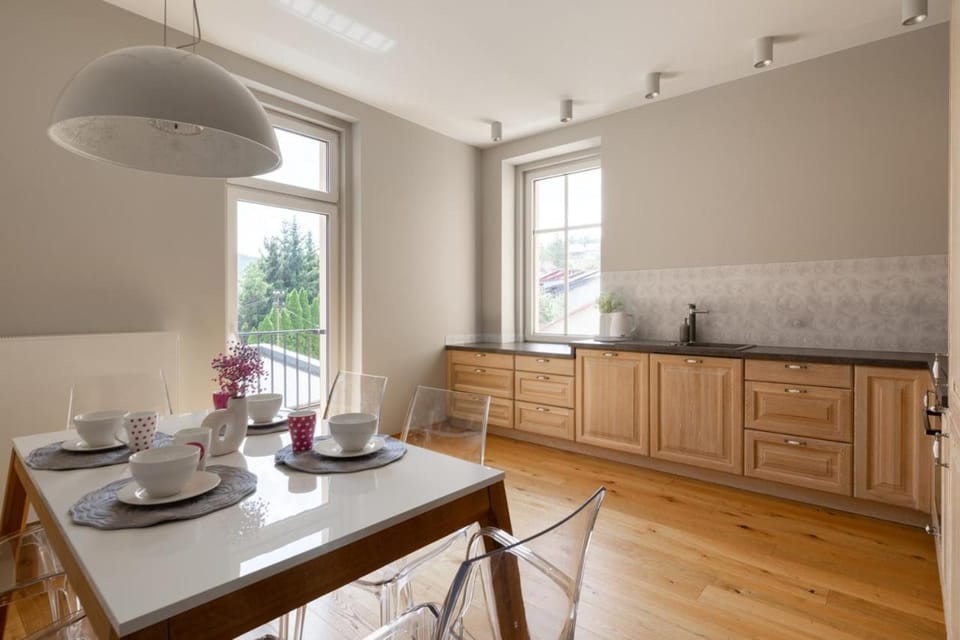 Kitchen or kitchenette, Dining area