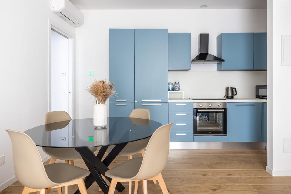 Kitchen or kitchenette, Dining area, oven, stove