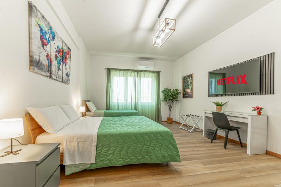 Bed, TV and multimedia, Photo of the whole room, Bedroom