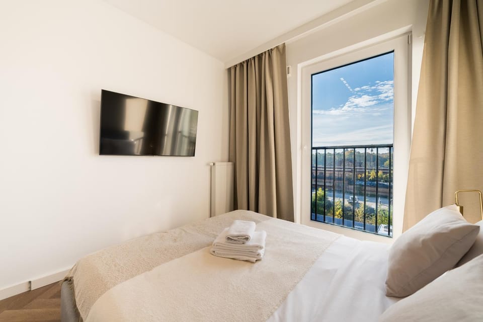 Bed, TV and multimedia, View (from property/room), Photo of the whole room, Bedroom, towels