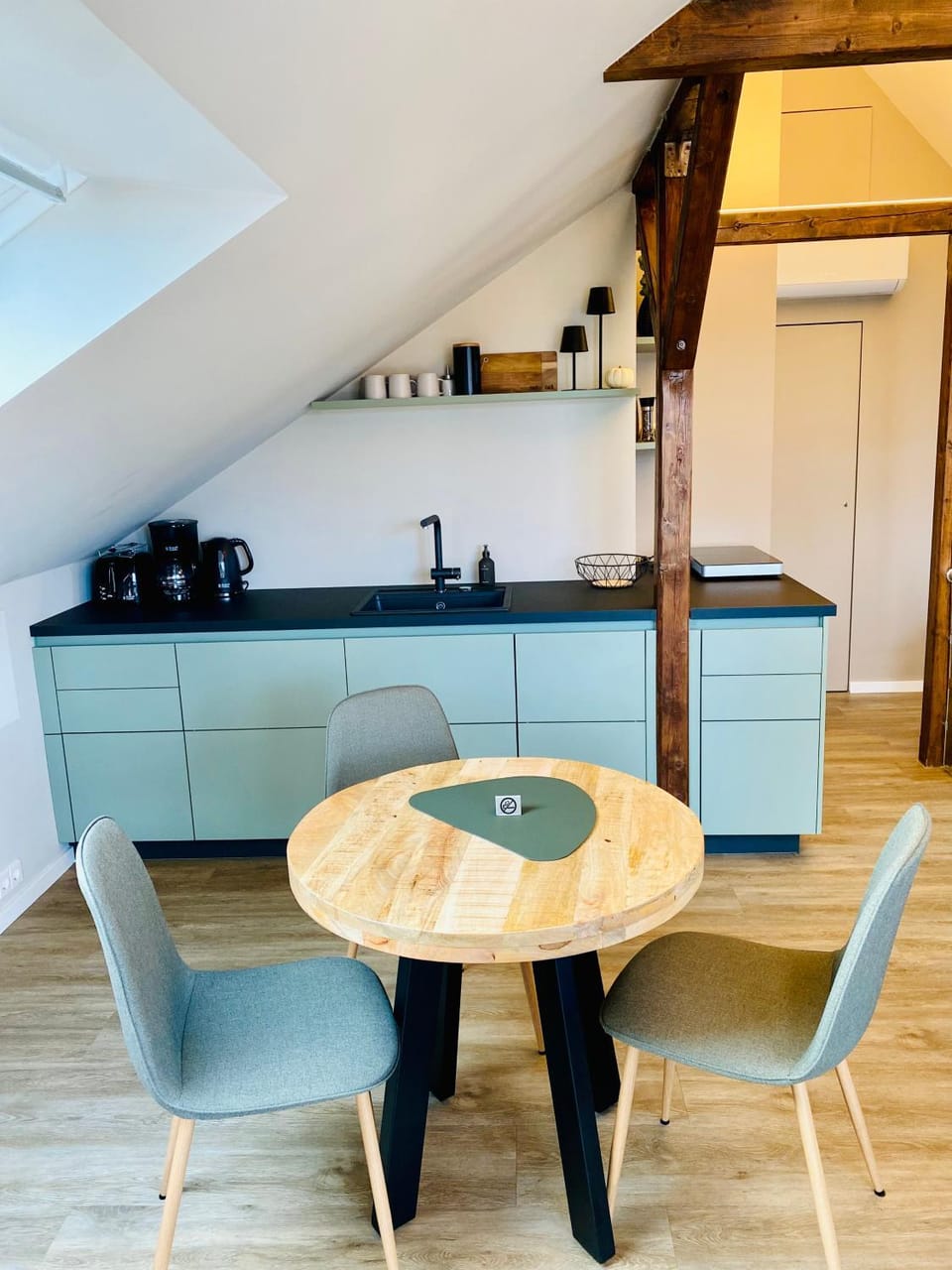 Kitchen or kitchenette, Dining area