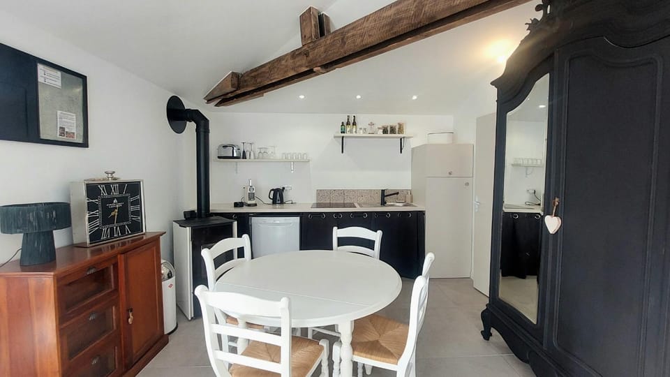 Seating area, Dining area, kitchen