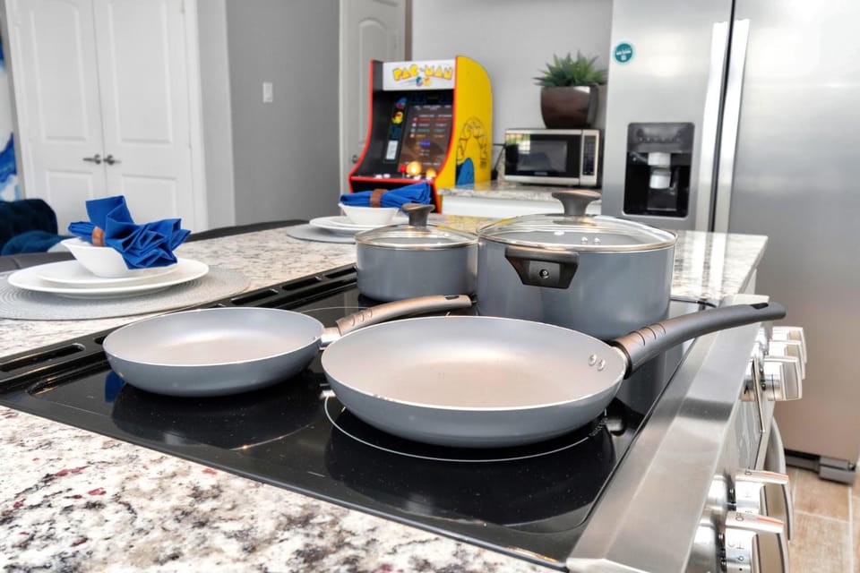 Game Room, Kitchen or kitchenette, Dining area, microwave, minibar, stove