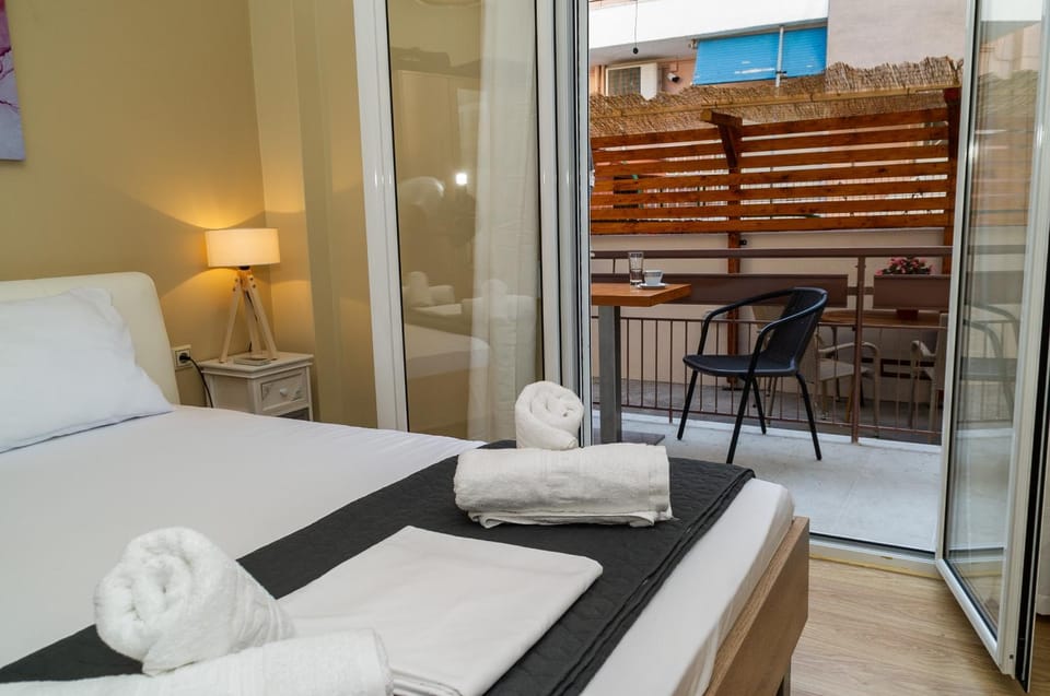 Bed, Bedroom, towels