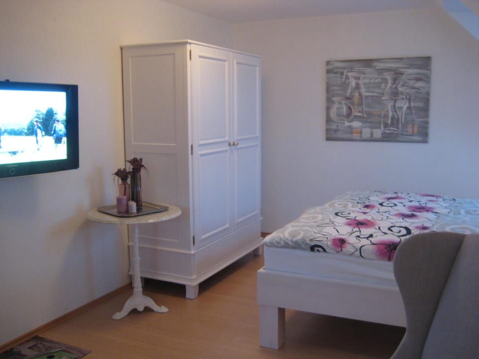 Bed, TV and multimedia, Bedroom
