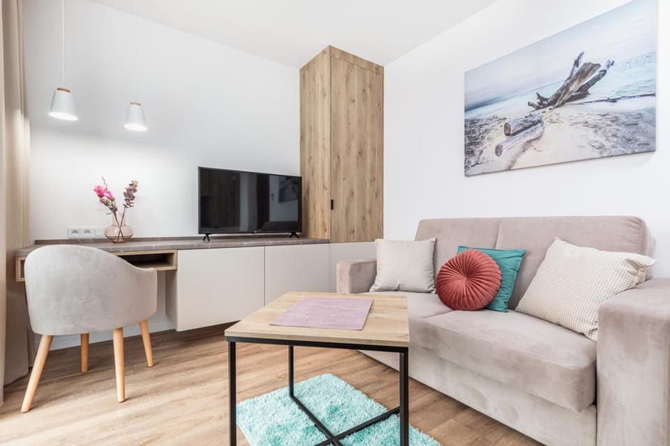 TV and multimedia, Living room, Seating area, Evening entertainment