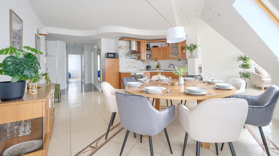 Kitchen or kitchenette, Dining area, stove