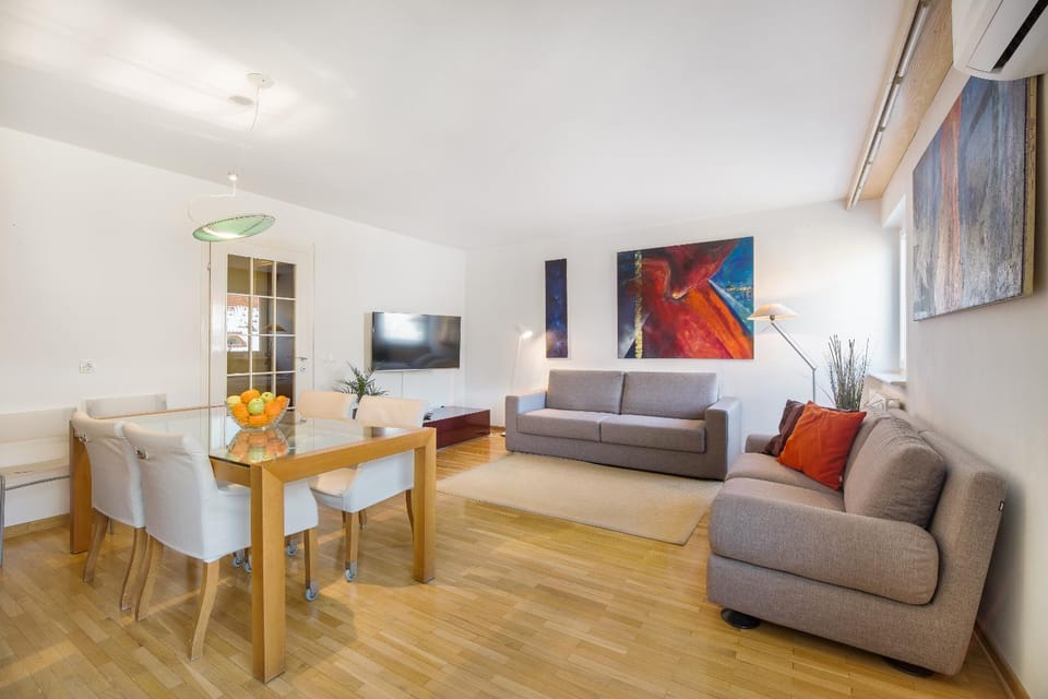 TV and multimedia, Living room, Seating area, Dining area
