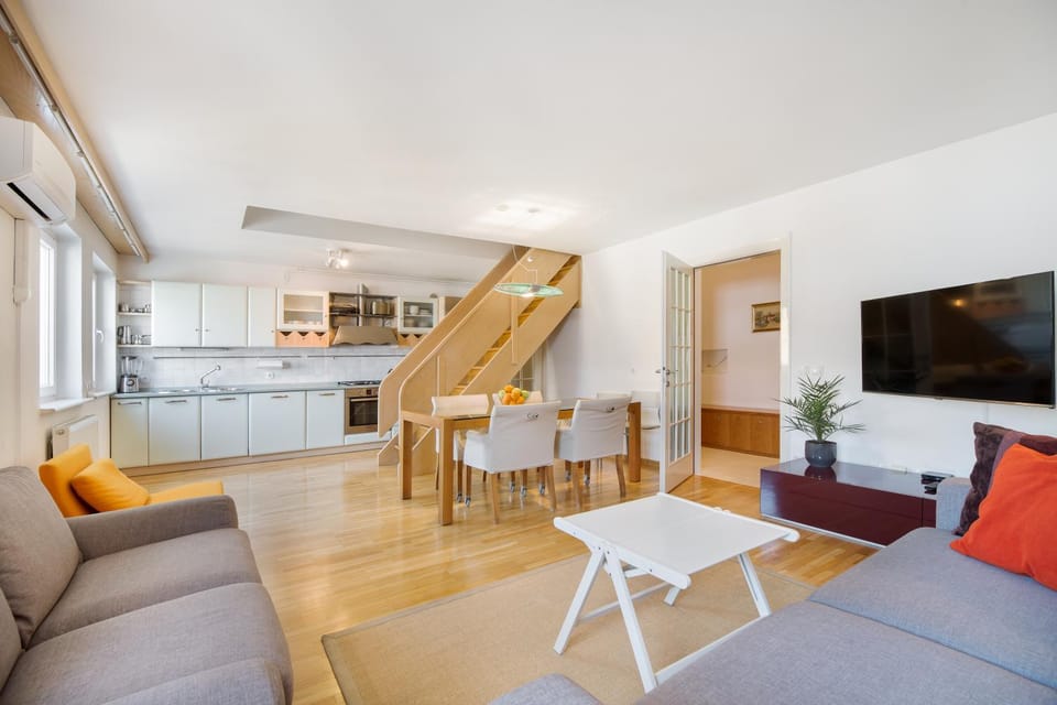 Communal lounge/ TV room, TV and multimedia, Kitchen or kitchenette, Dining area