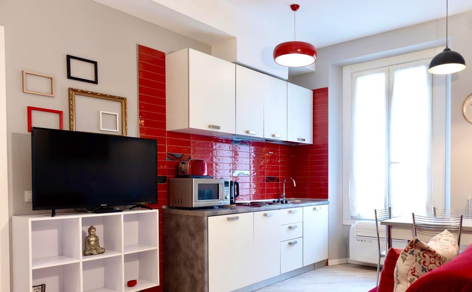 TV and multimedia, Kitchen or kitchenette, Dining area, stove, toaster