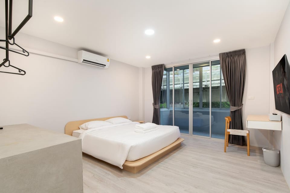 Bed, TV and multimedia, Photo of the whole room, Bedroom, towels, air conditioner
