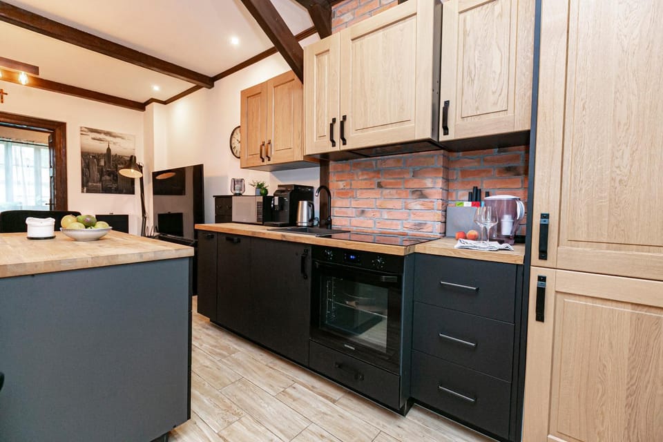 Coffee/tea facilities, Kitchen or kitchenette, microwave, oven, stove, kitchen